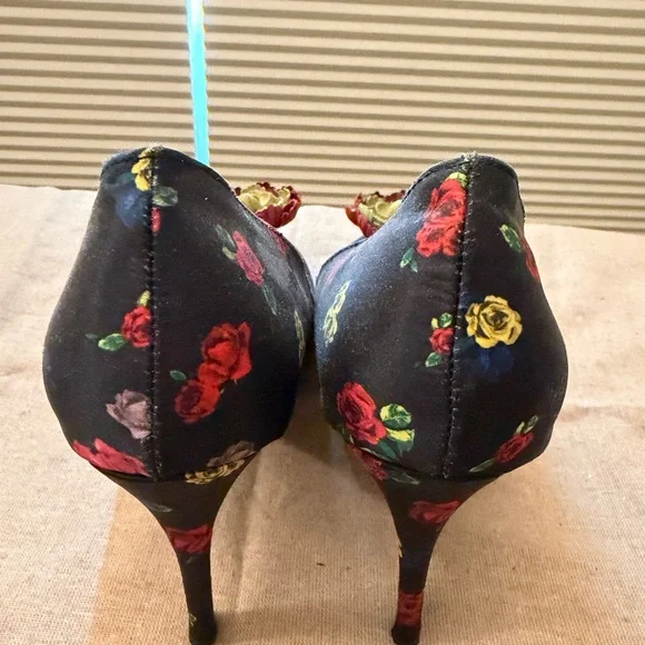 Betsey Johnson Black Floral Heels with Green Accents - Picture 5 of 5